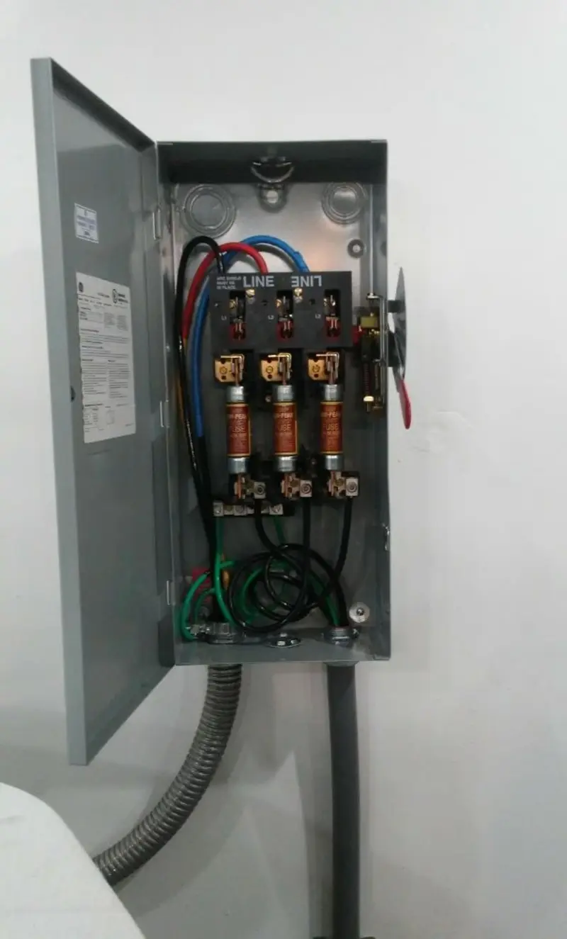 Three-phase disconnect switch installed for Smoke Detector Installation in Elm Springs